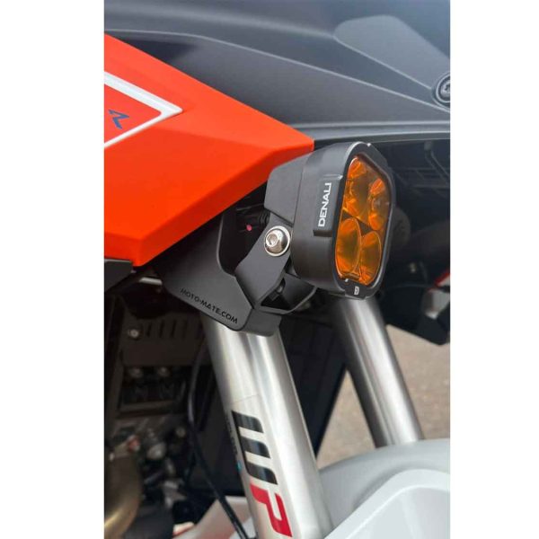 DL4 light pod amber mounted on KTM with Moto-Mate light mount solution