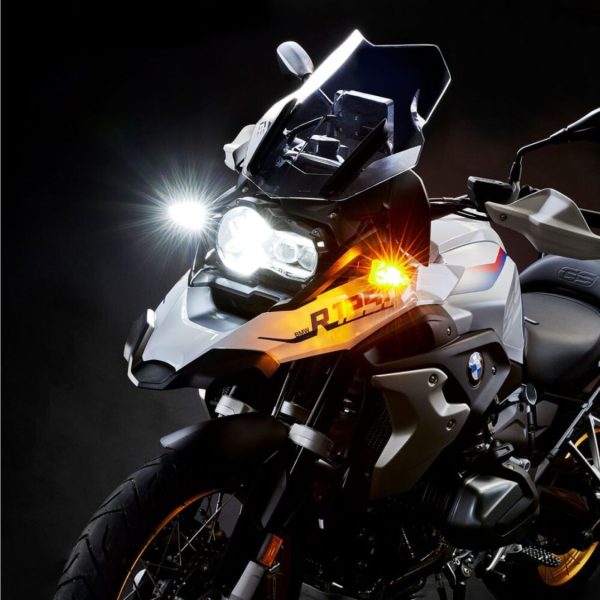 Weiser EXTREME EVO Dual Function Front Kit allows the driving light turn off on the indicating side.