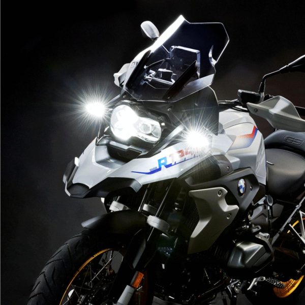 12 white bright LEDs for impressive daytime or nighttime illumination