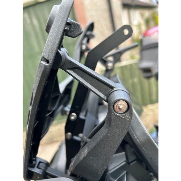 Close-up view of moto-mate BMW F 750 GS 2019 onwards GPS Mount, fitting the Adjustable Screen MM_NM_BMW_007_1
